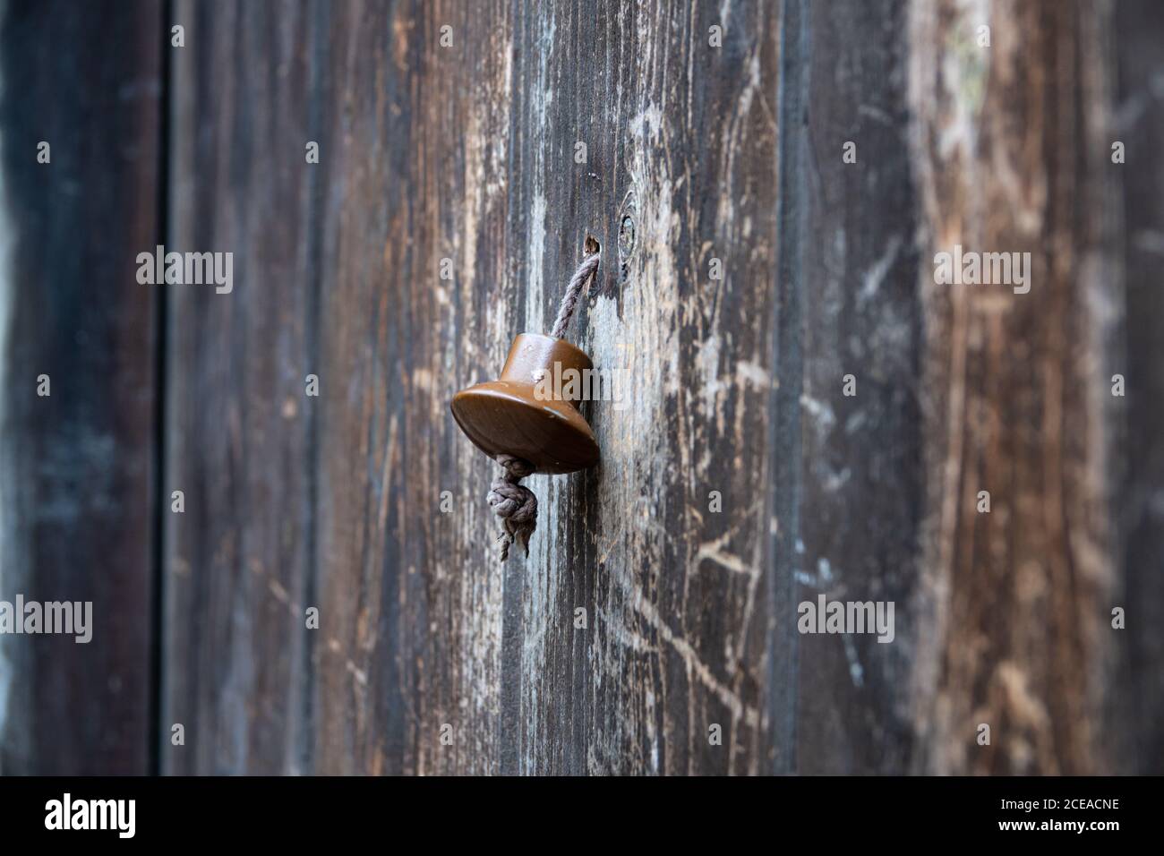 Poignée de porte en fer métallique vintage sur une vieille porte en bois naturel. Orientation horizontale, mise au point sélective. Porte-outil Banque D'Images