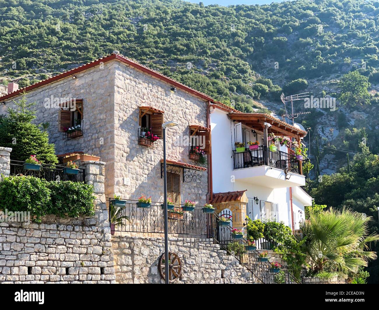 Vue sur le village de Vuno en Albanie. Vacances d'été Banque D'Images