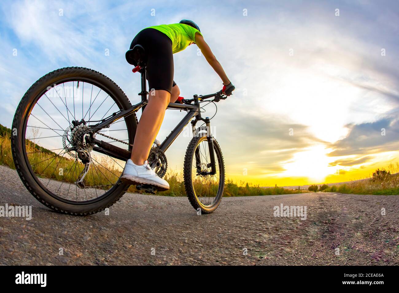 Mistillid heroisk Articulation Un cycliste sportif se déplace à vélo sur la route, sur fond de nature et  de coucher de soleil. Loisirs et sports Photo Stock - Alamy