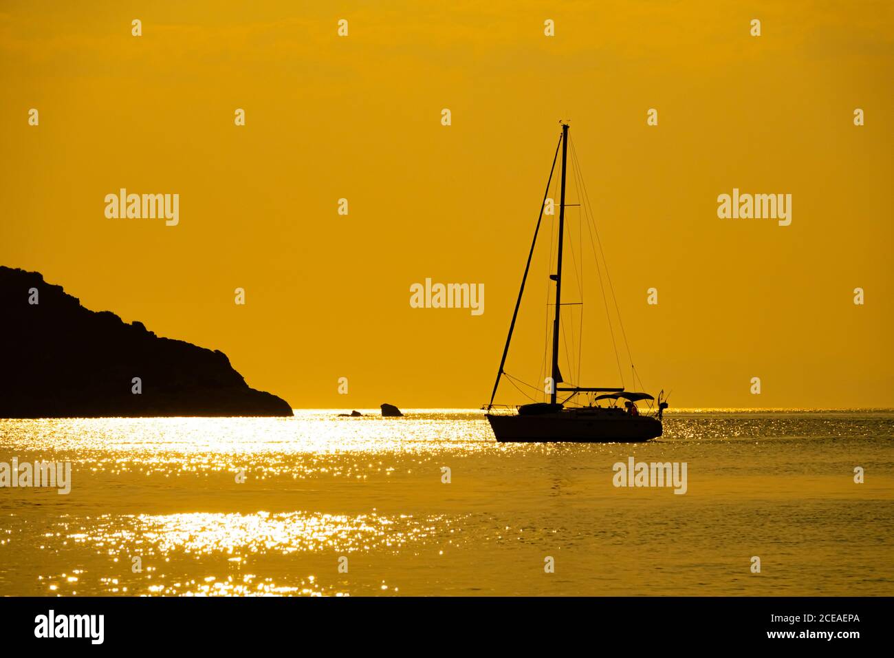 Magnifique voilier naviguant sur mer Méditerranée horizon océan coucher de soleil Banque D'Images