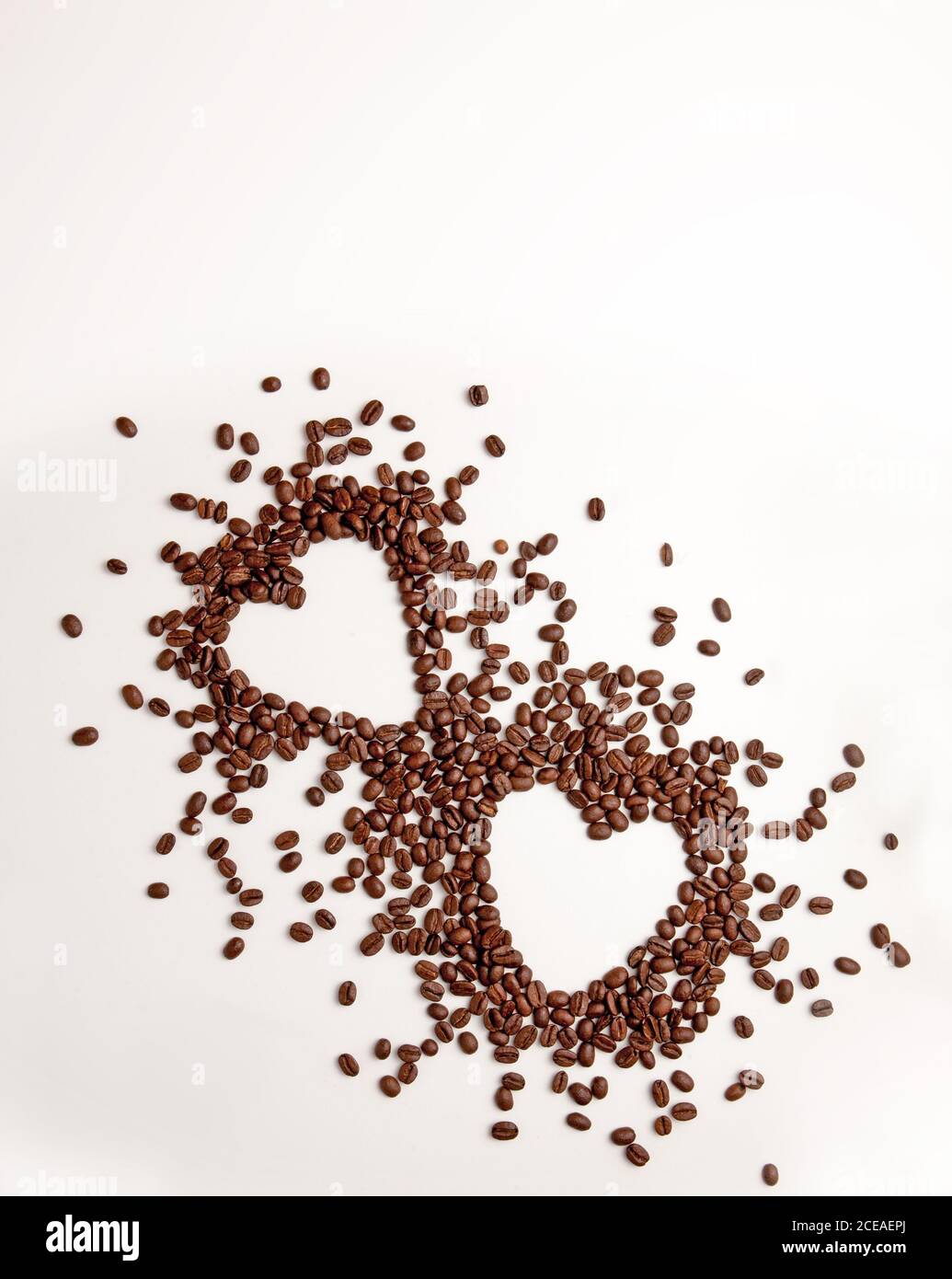 Grains de café sur fond blanc en forme de coeur. Banque D'Images