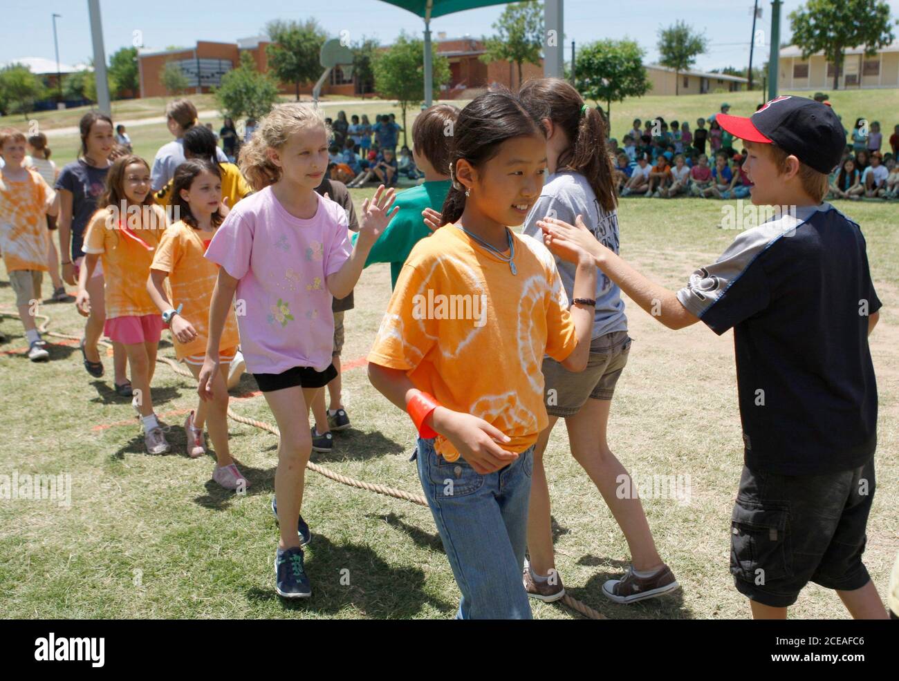 Austin, TX 9 mai 2008 : les élèves des écoles primaires échangent des jeunes de haut-five après une compétition. ©Bob Daemmrich Banque D'Images