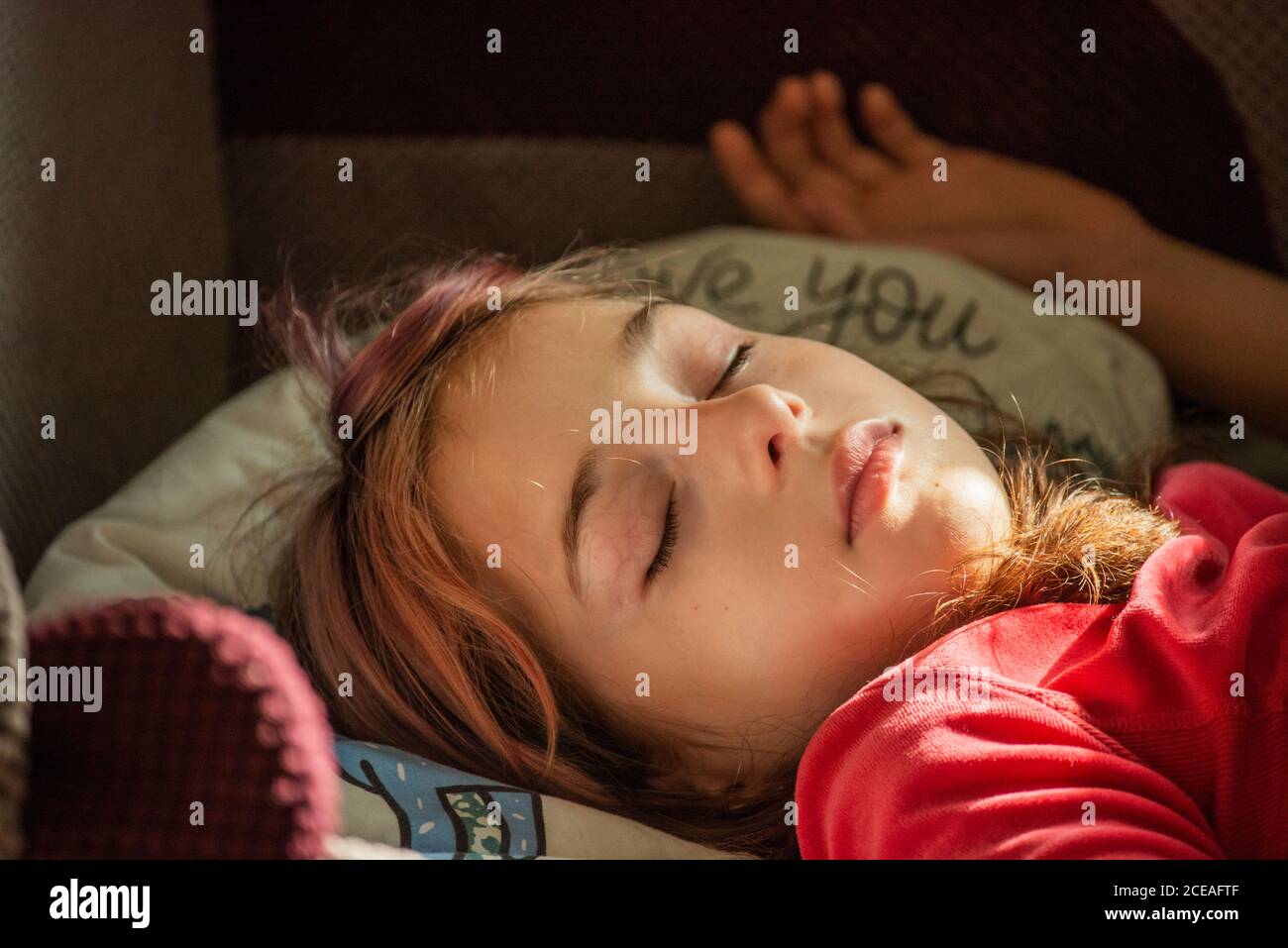 Jeune fille dormant au lit. Jeune fille dormant au lit. fille de 9-10 ans dormant Banque D'Images