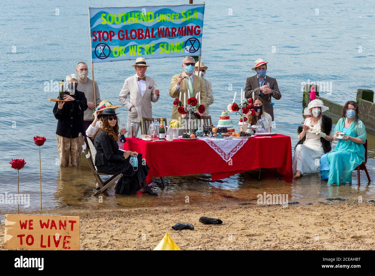 Extinction rébellion mise sur un spectacle intitulé thé dans la mer, pour illustrer la montée du niveau de la mer due au changement climatique et référence au naufrage du Titanic Banque D'Images