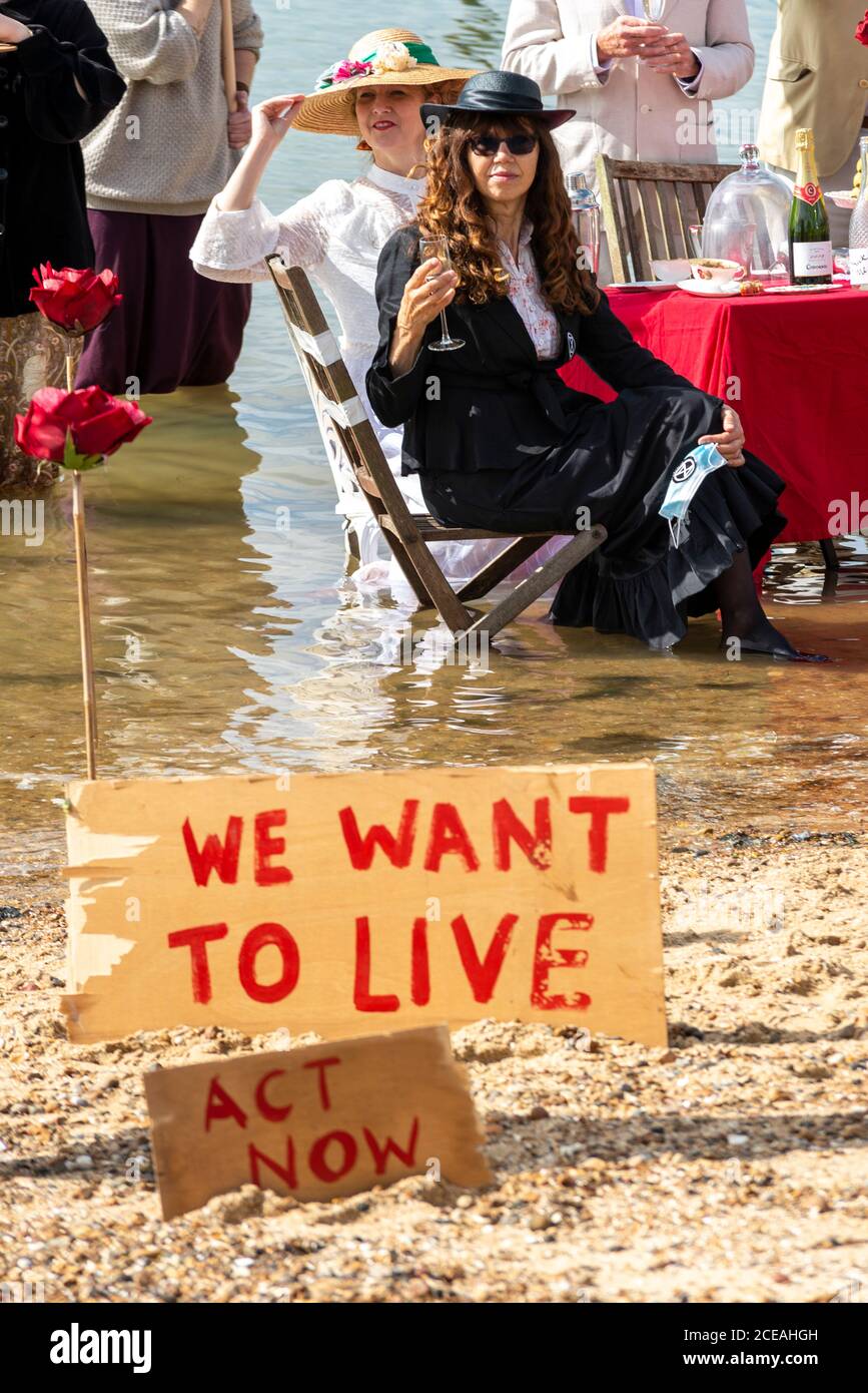 Extinction rébellion mise sur un spectacle intitulé thé dans la mer, pour illustrer la montée du niveau de la mer due au changement climatique et référence au naufrage du Titanic Banque D'Images