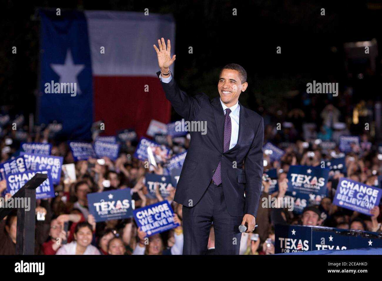 Austin, Texas le 22 février 2008 : Barack Obama, un espoir présidentiel démocratique, s'adresse à une foule d'environ 15,000 personnes lors d'un rassemblement nocturne devant le Capitole du Texas. ©Bob Daemmrich Banque D'Images