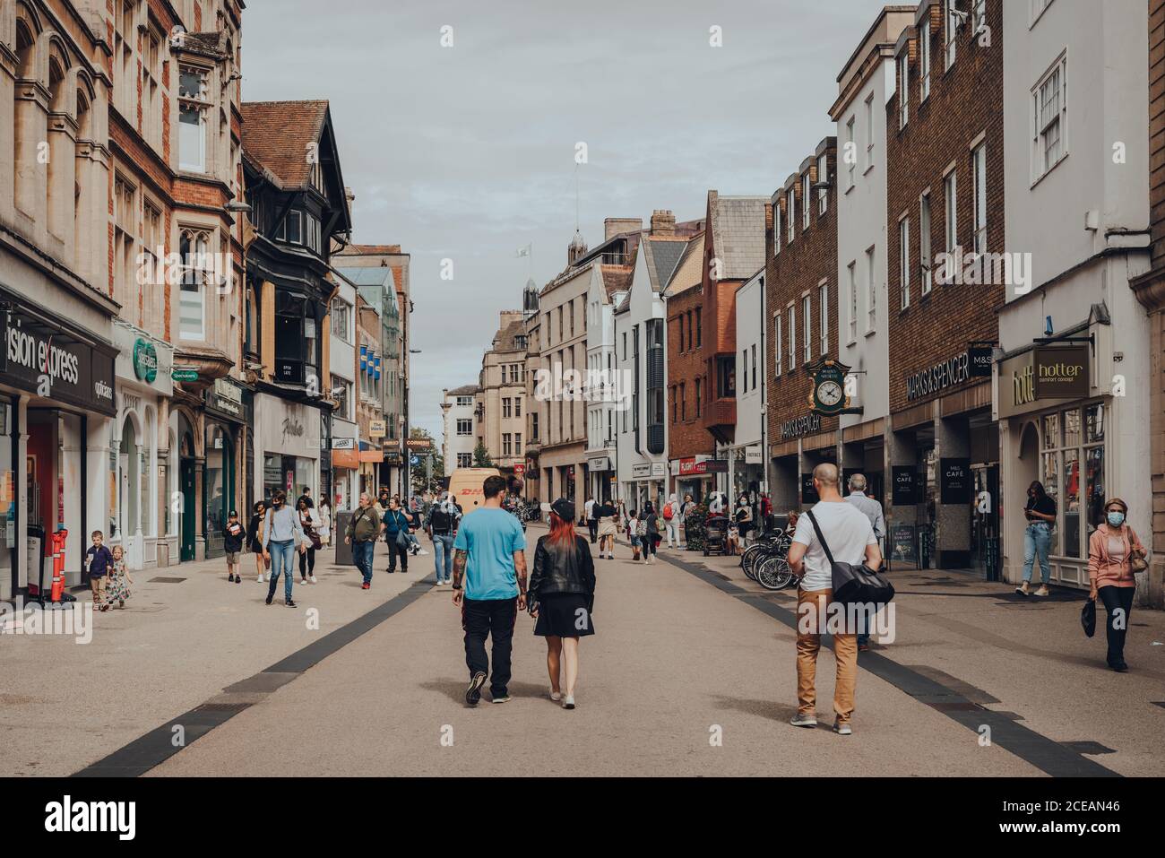 Oxford, Royaume-Uni - 04 août 2020 : personnes marchant dans une grande rue d'Oxford, une ville d'Angleterre célèbre pour sa prestigieuse université, établie dans le 1 Banque D'Images