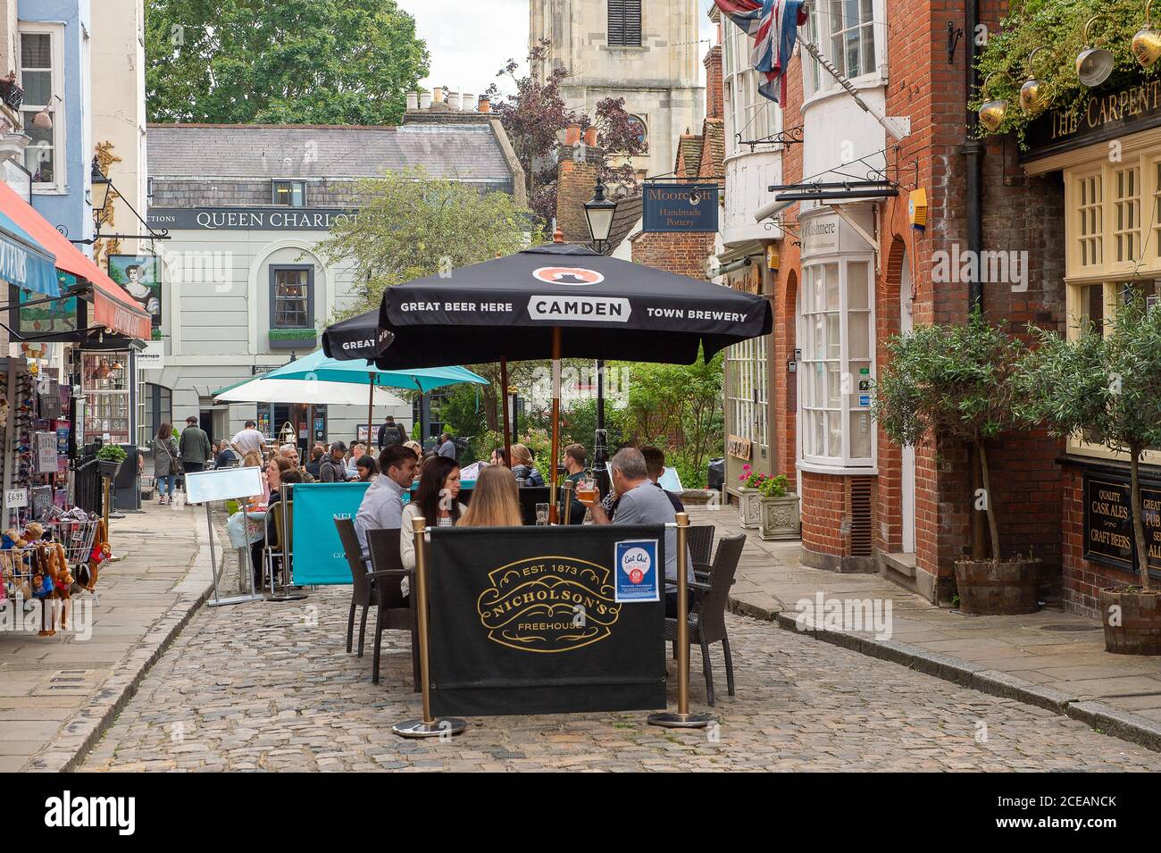 Windsor, Berkshire, Royaume-Uni. 31 août 2020. Dîner à l'extérieur dans les rues pavées pittoresques du centre-ville de Windsor. Les restaurants et les cafés de Windsor étaient emballés aujourd'hui, car les gens ont pu profiter au maximum de la dernière journée du programme « manger dehors pour aider » du gouvernement, qui offre une réduction de 50 % sur la nourriture pouvant atteindre 10 £ par tête. Crédit : Maureen McLean/Alay Live News Banque D'Images