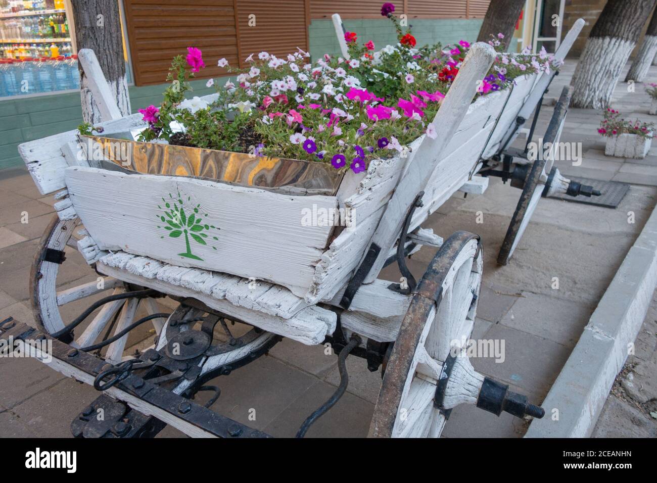 Un ancien panier vintage en blanc, rempli de belles fleurs. Banque D'Images