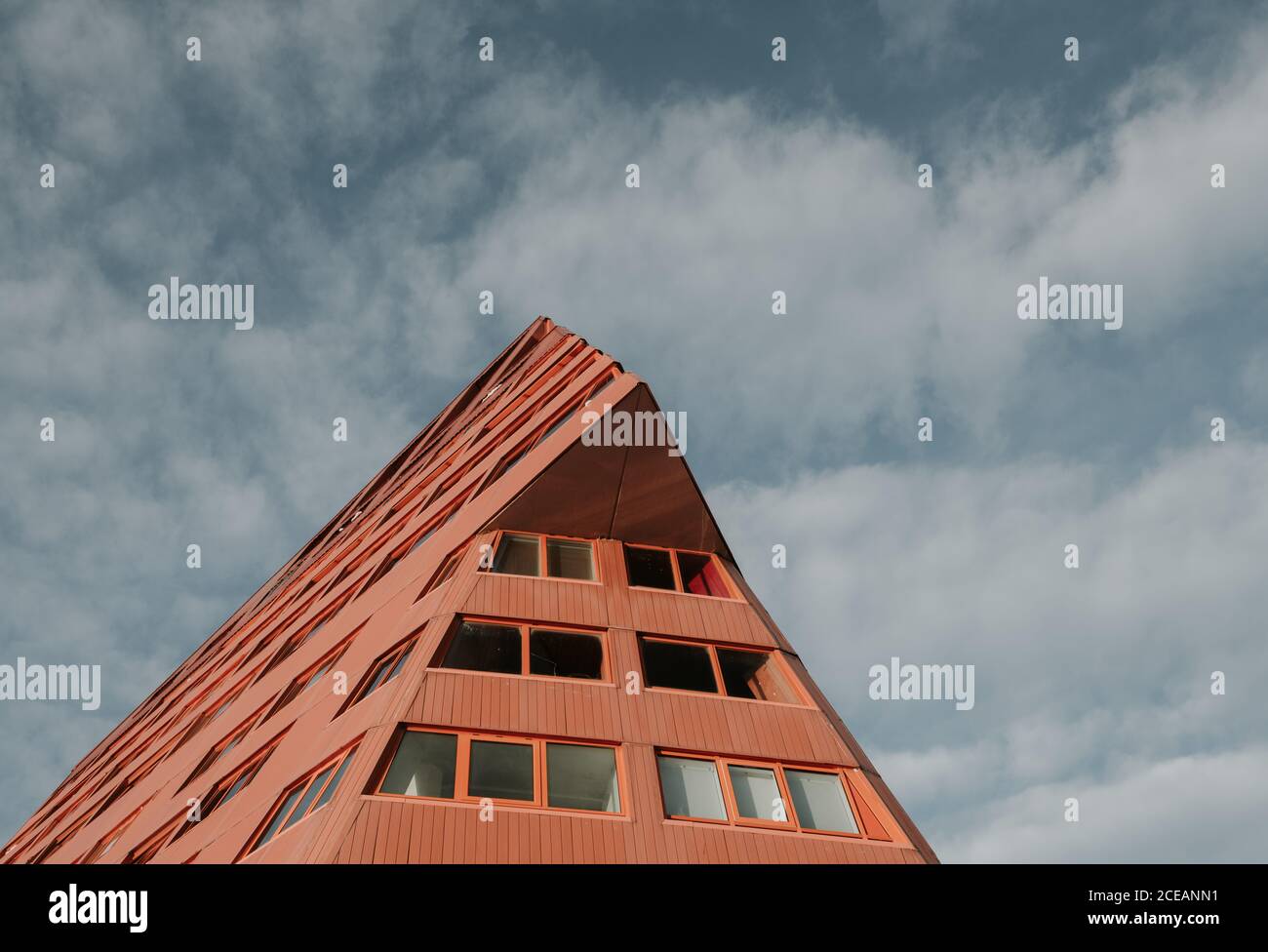 À partir de ci-dessous résumé rouge moderne façade de bloc d'appartements et le ciel nuageux dans les Pyrénées Banque D'Images