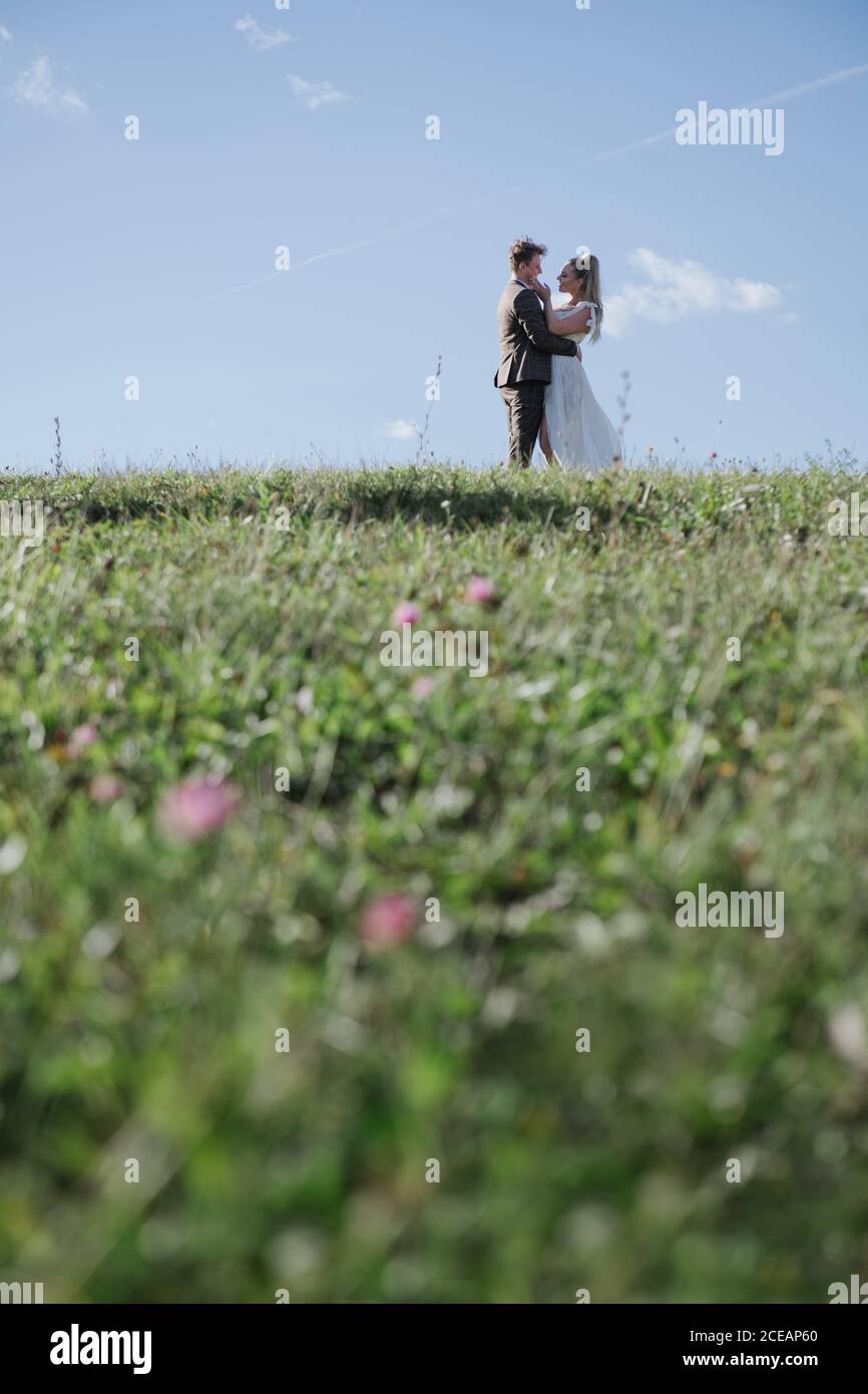 Mariée et marié se tenant dans la nature Banque D'Images