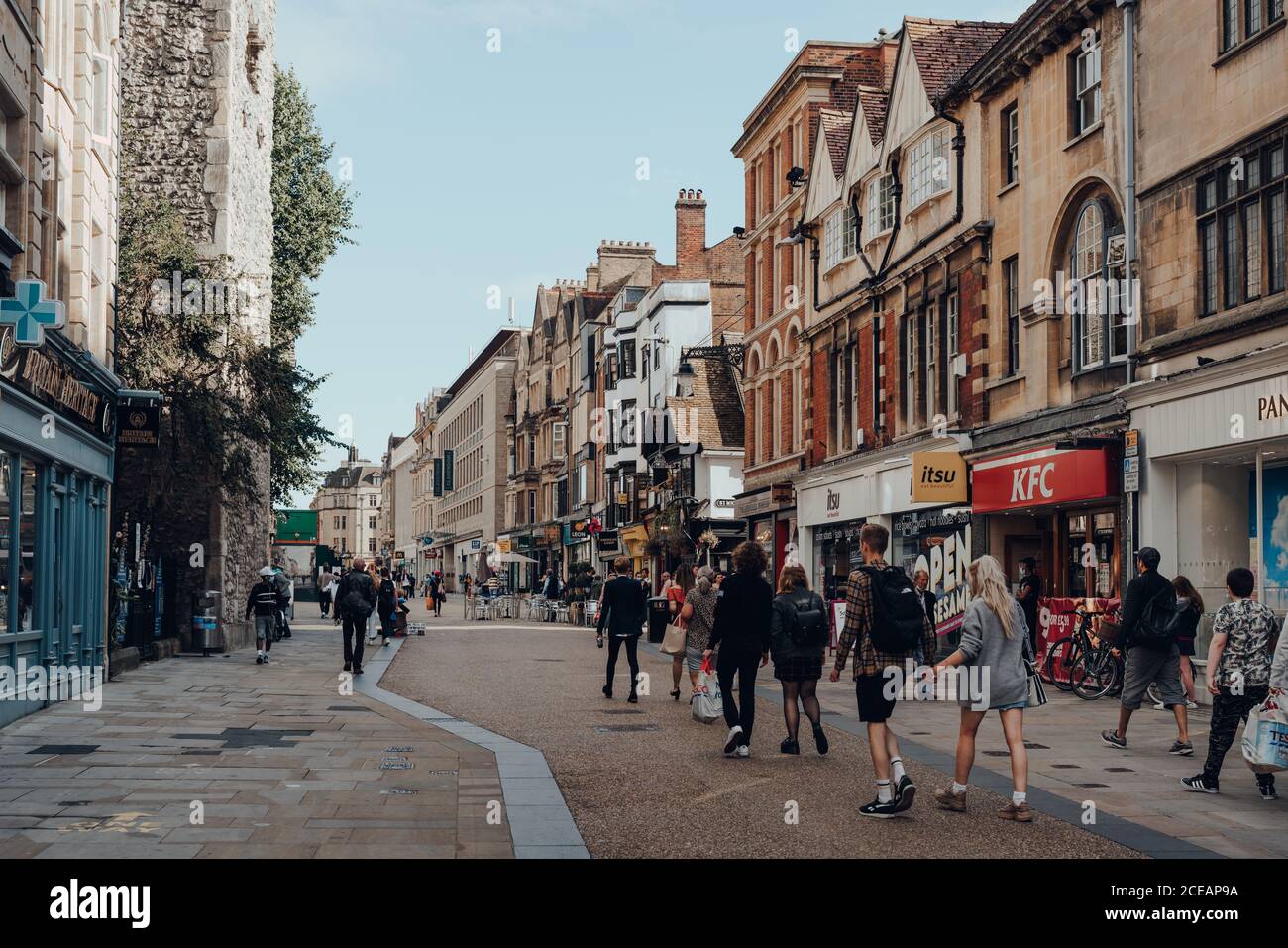 Oxford, Royaume-Uni - 04 août 2020 : les gens qui marchent devant les boutiques dans une rue élevée d'Oxford, une ville d'Angleterre célèbre pour sa prestigieuse université, estab Banque D'Images