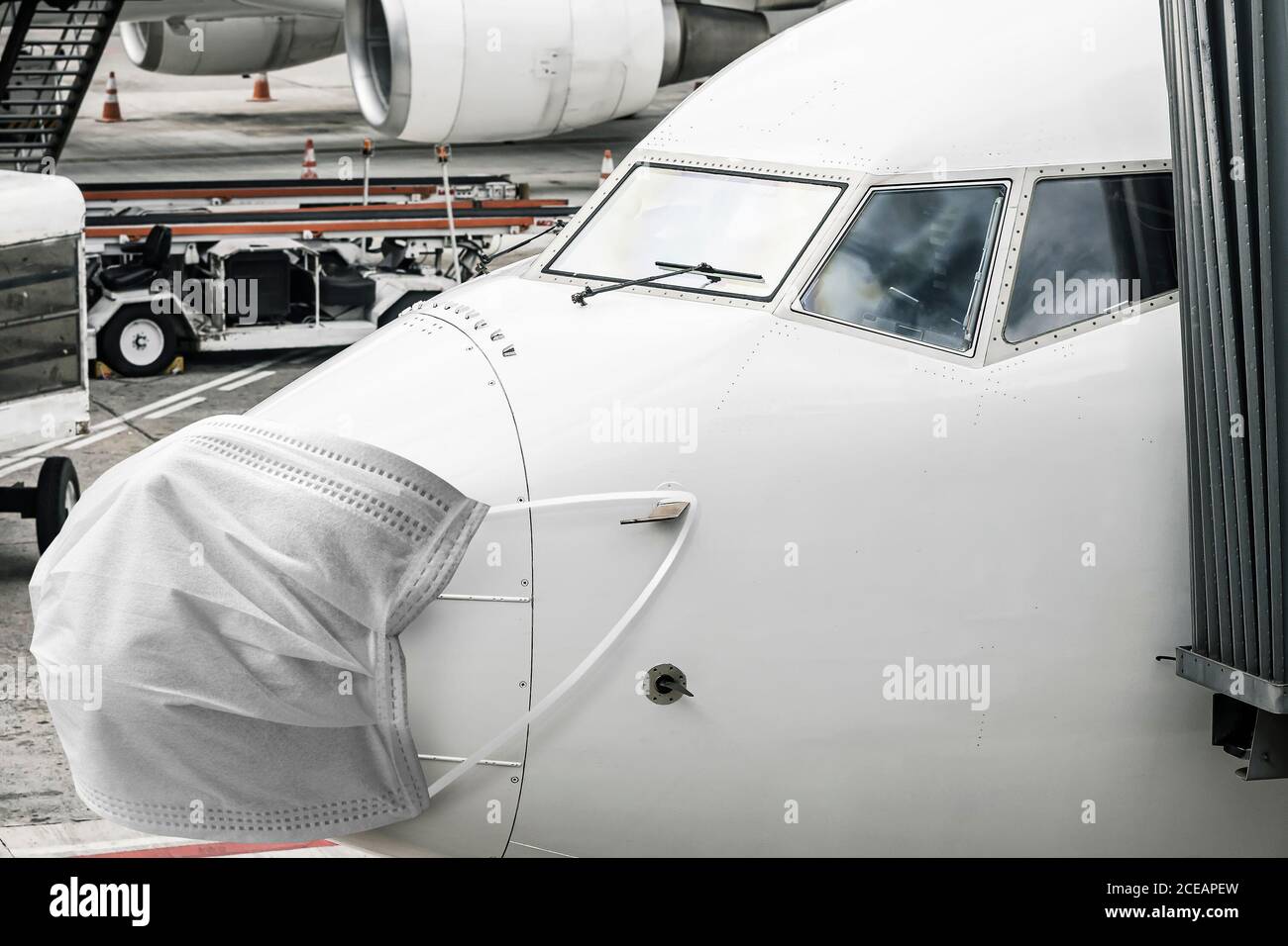 Avion avec masque pendant la pandémie COVID-19. Gros plan sur le poste de pilotage d'un avion à l'aéroport. Concept de vol sûr pendant un pandem de virus Banque D'Images