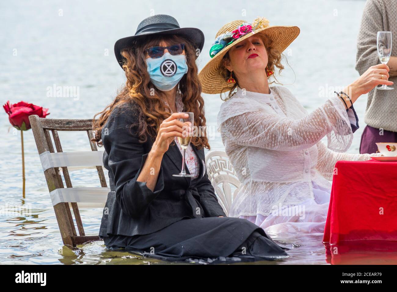 Extinction rébellion mise sur un spectacle intitulé thé dans la mer, pour illustrer la montée du niveau de la mer due au changement climatique et référence au naufrage du Titanic Banque D'Images