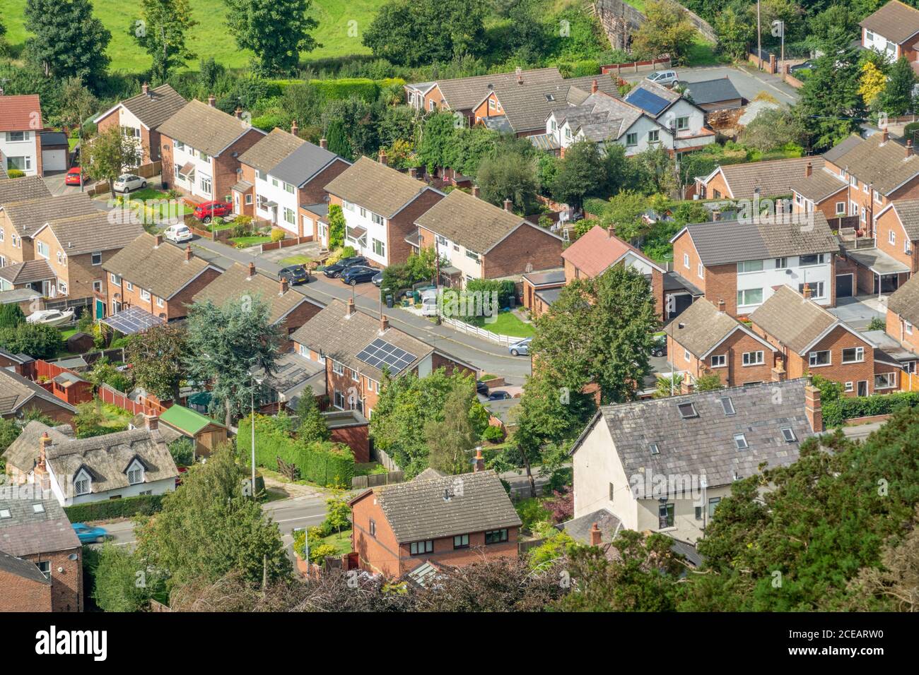 Rues résidentielles avec maisons à Helsby, Frodsham, Cheshire Royaume-Uni. Prise de Helsby Hill. Banque D'Images