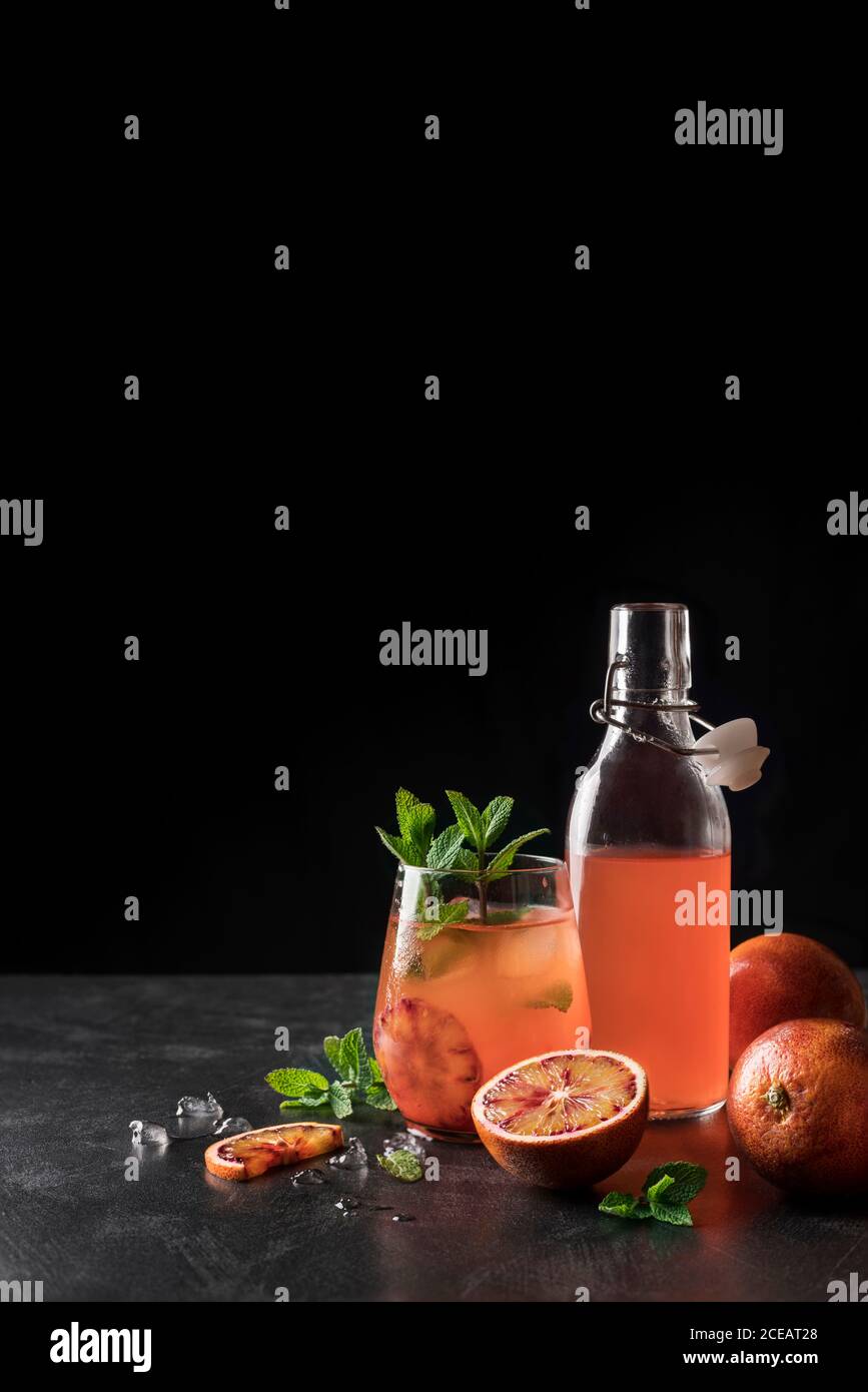 Verseuse et bouteille remplies de limonade rafraîchissante à base d'oranges rouges. Banque D'Images Verseuse et bouteille remplies de limonade rafraîchissante à base d'oranges rouges. Banque D'Images