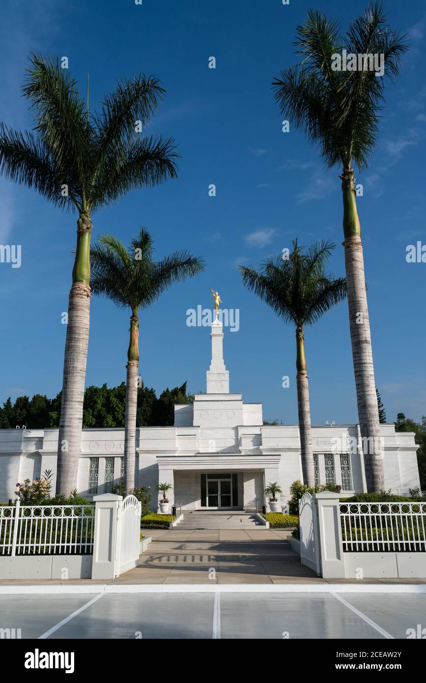 La statue guilde de l'ange Moroni au sommet du clocher du Temple Oaxaca de l'Église de Jésus-Christ des Saints des derniers jours à Oaxaca, au Mexique. Banque D'Images