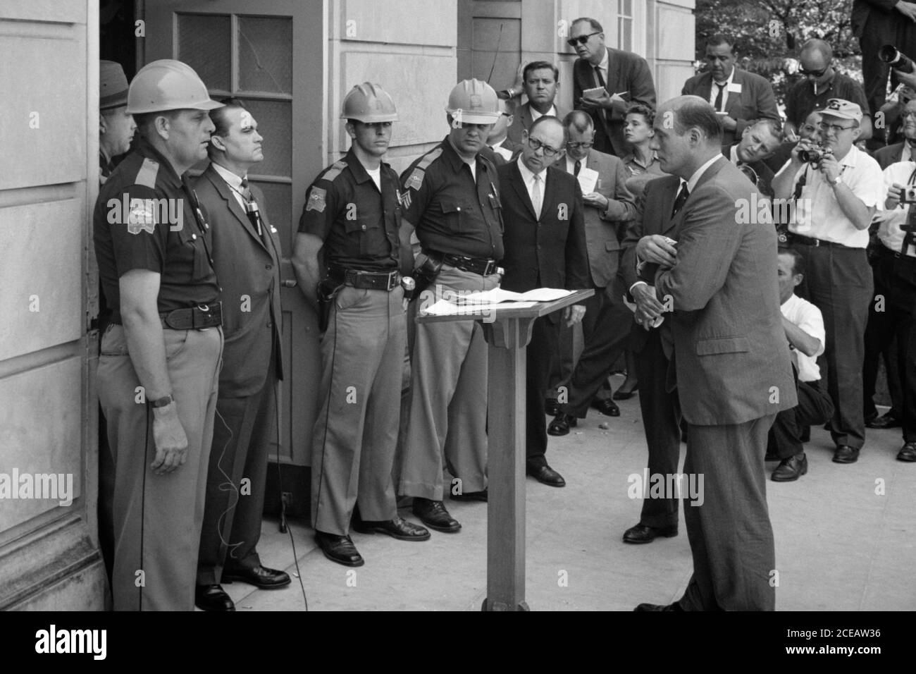 George Wallace, gouverneur de l'Alabama, tente de bloquer l'intégration à l'Université de l'Alabama, le 11 juin 1963. (ÉTATS-UNIS) Banque D'Images