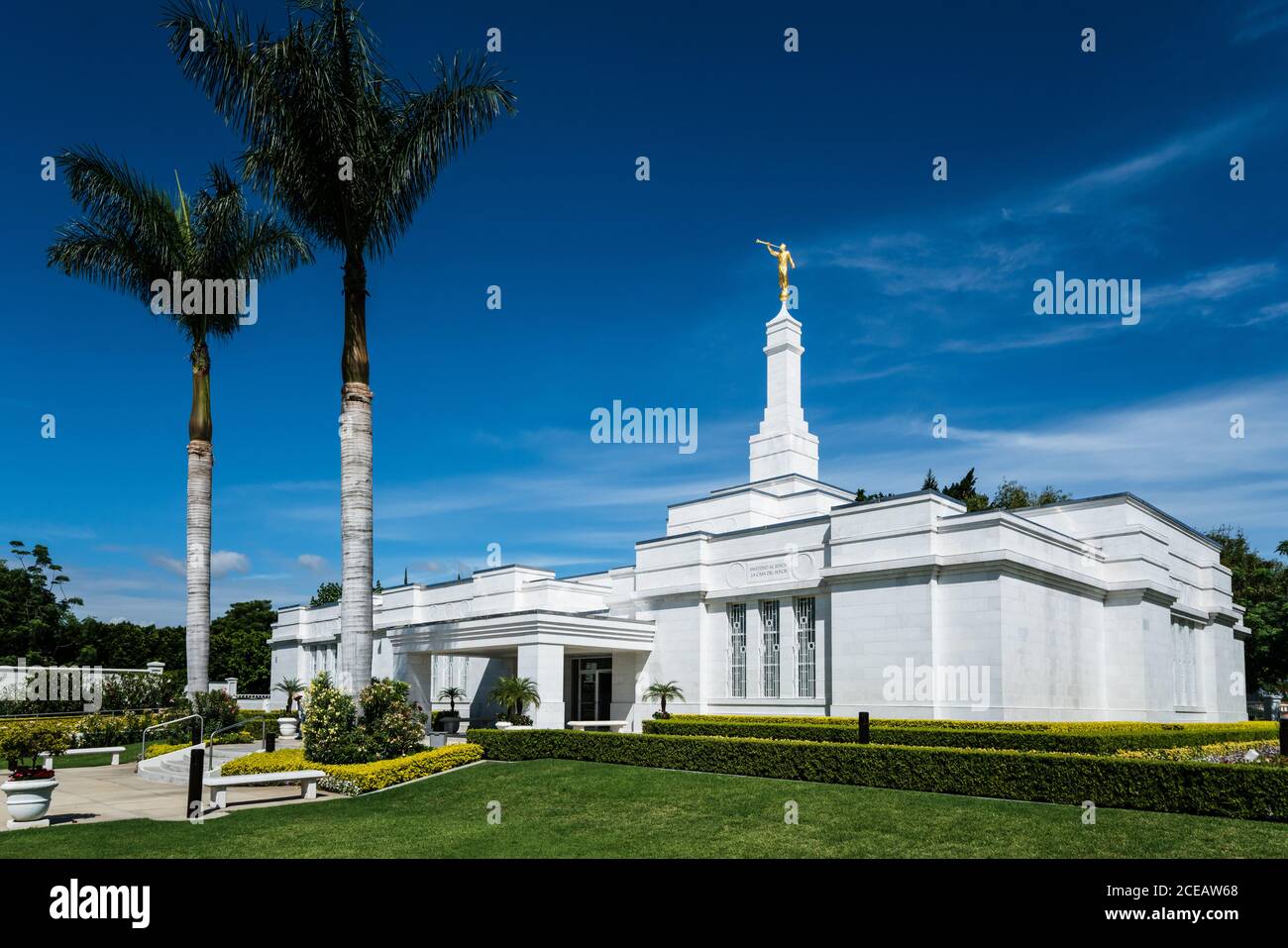 La statue guilde de l'ange Moroni au sommet du clocher du Temple Oaxaca de l'Église de Jésus-Christ des Saints des derniers jours à Oaxaca, au Mexique. Banque D'Images