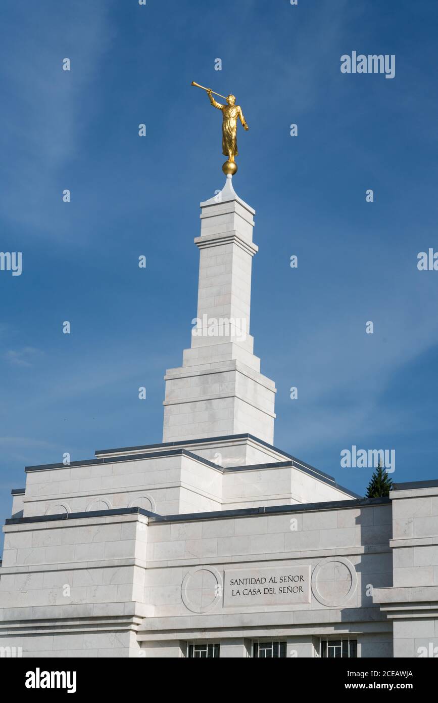 La statue guilde de l'ange Moroni au sommet du clocher du Temple Oaxaca de l'Église de Jésus-Christ des Saints des derniers jours à Oaxaca, au Mexique. Banque D'Images