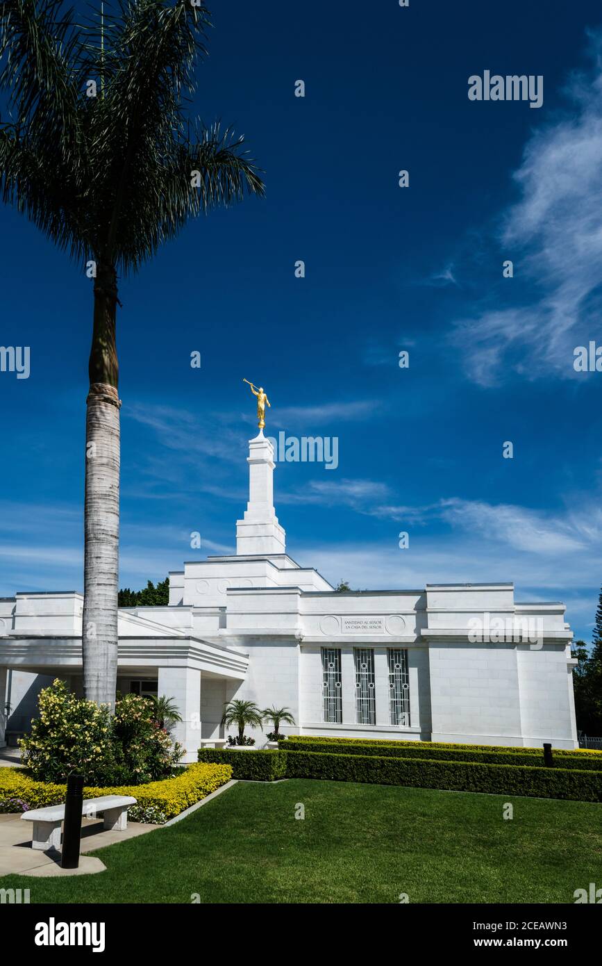 La statue guilde de l'ange Moroni au sommet du clocher du Temple Oaxaca de l'Église de Jésus-Christ des Saints des derniers jours à Oaxaca, au Mexique. Banque D'Images