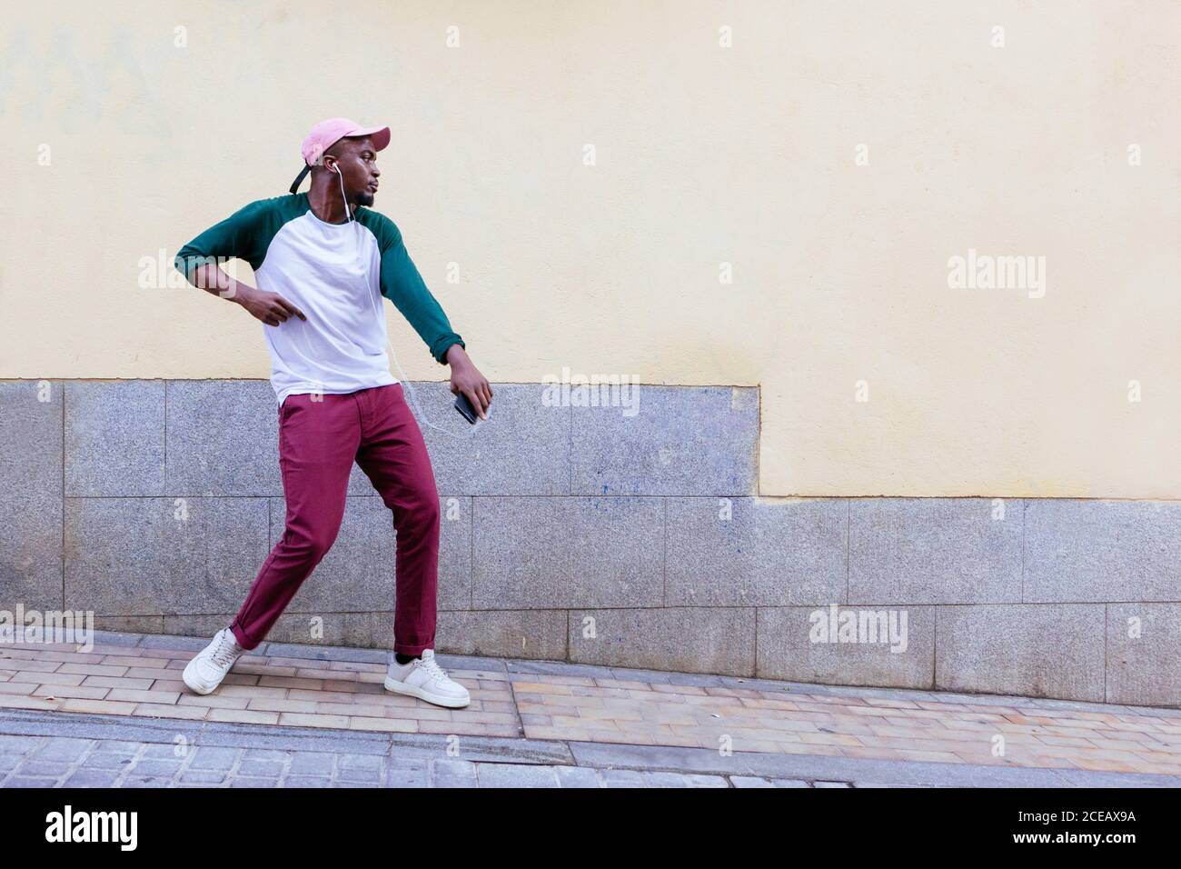 Un homme afro-américain en pantalon rouge dansant dans la rue Photo Stock -  Alamy