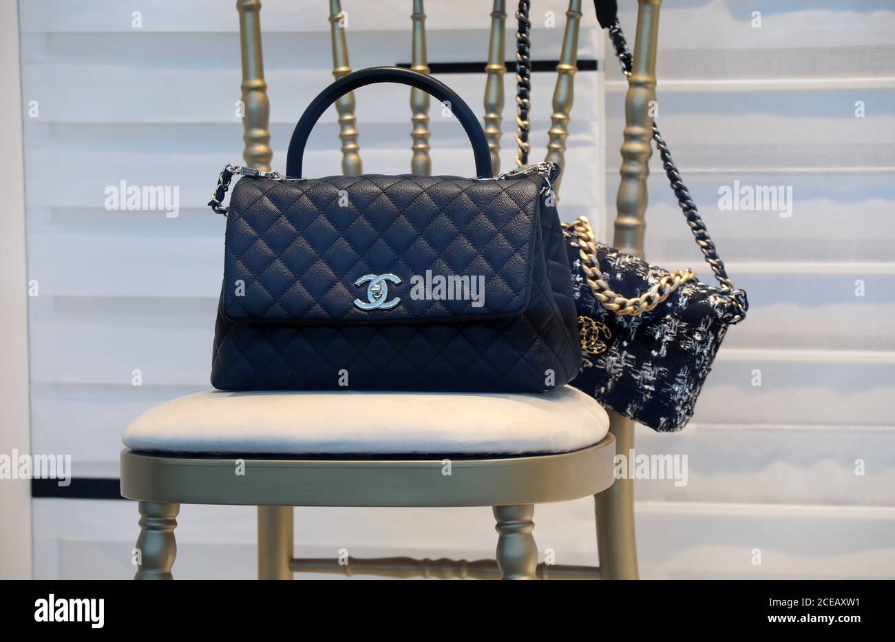Sacs à main Chanel affichés dans une fenêtre de magasin Banque D'Images