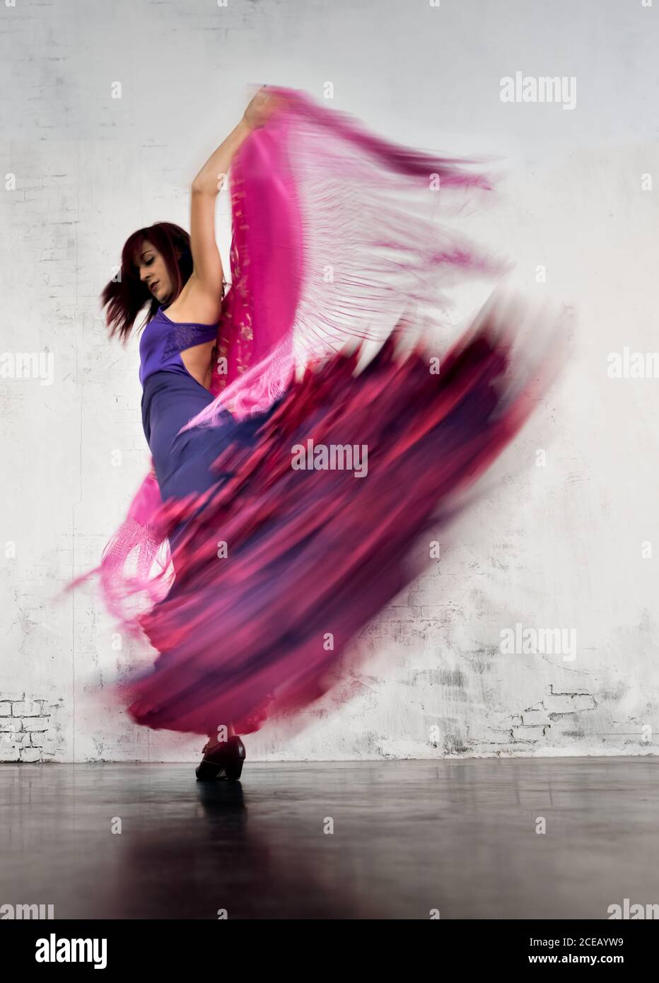 Danseuse De Flamenco En Action Avec Le Costume De Danse Espagnol Typique Vitesse Et Mouvement Eleves Photo Stock Alamy Danseuse De Flamenco En Action Avec Le Costume De Danse Espagnol Typique Vitesse Et Mouvement Eleves Photo Stock Alamy