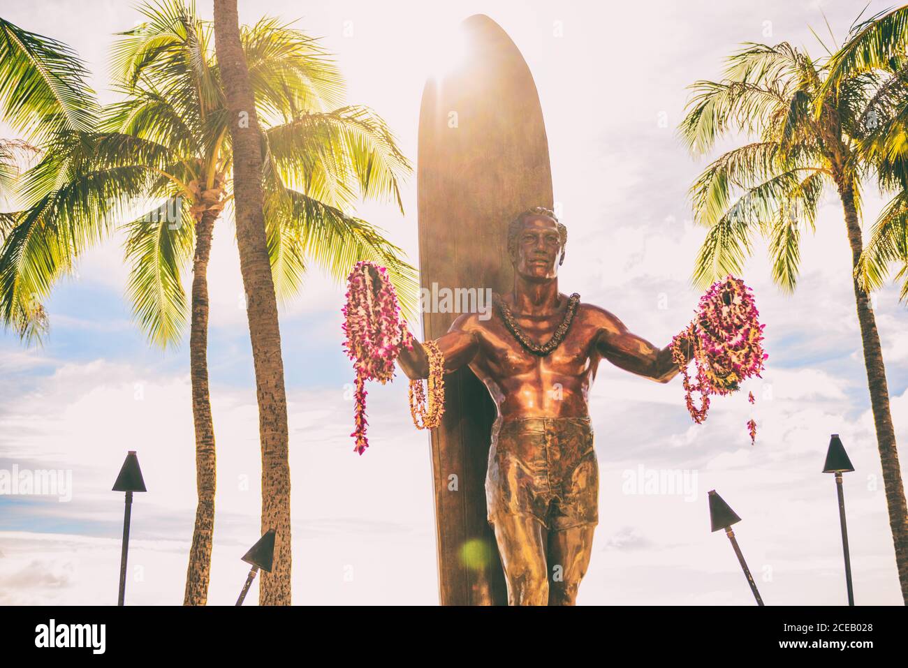 Waikiki Beach Honolulu, statue du duc Kahanamoku. Voyagez sur Oahu, Hawaï. Célèbre attraction touristique et site de surf aux États-Unis. Soleil Banque D'Images