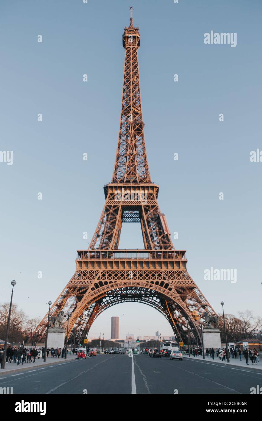 Vue panoramique sur la route menant à la tour Eiffel à Paris, France. Banque D'Images