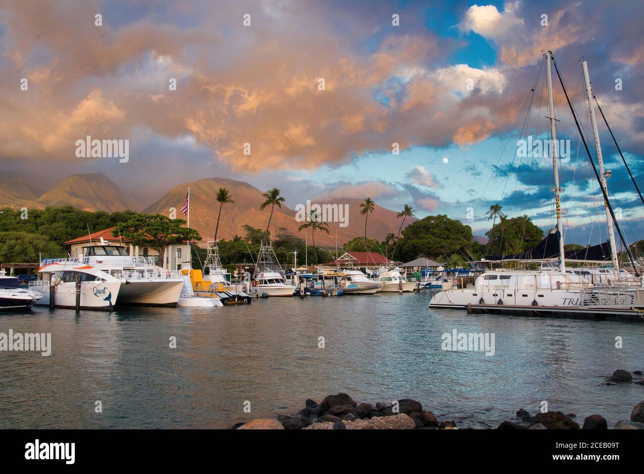 Port de plaisance de Lahaina avec des montagnes de Maui à l'ouest au loin. Banque D'Images