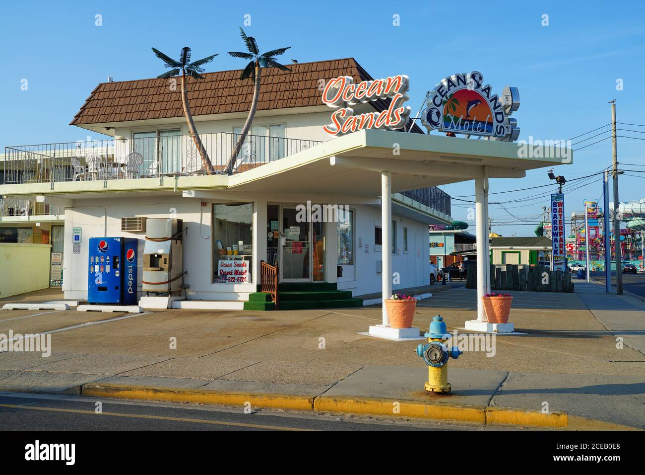 WILDWOOD, NJ -21 JUL 2020- vue d'un motel de style Doo WOP situé dans le quartier historique de Wildwoods Shore Resort à New Jersey, États-Unis. Banque D'Images