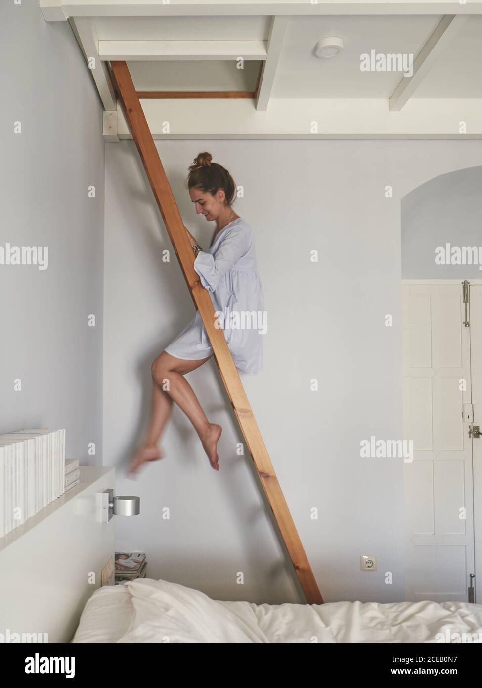 Femme joueur en robe courte sur les escaliers Banque D'Images