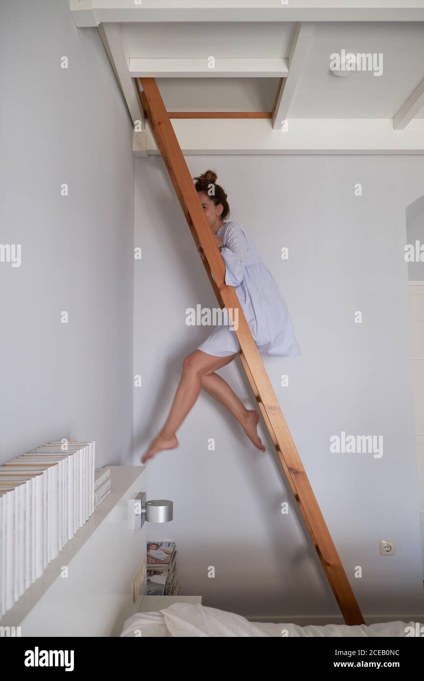 Femme joueur en robe courte sur les escaliers Banque D'Images