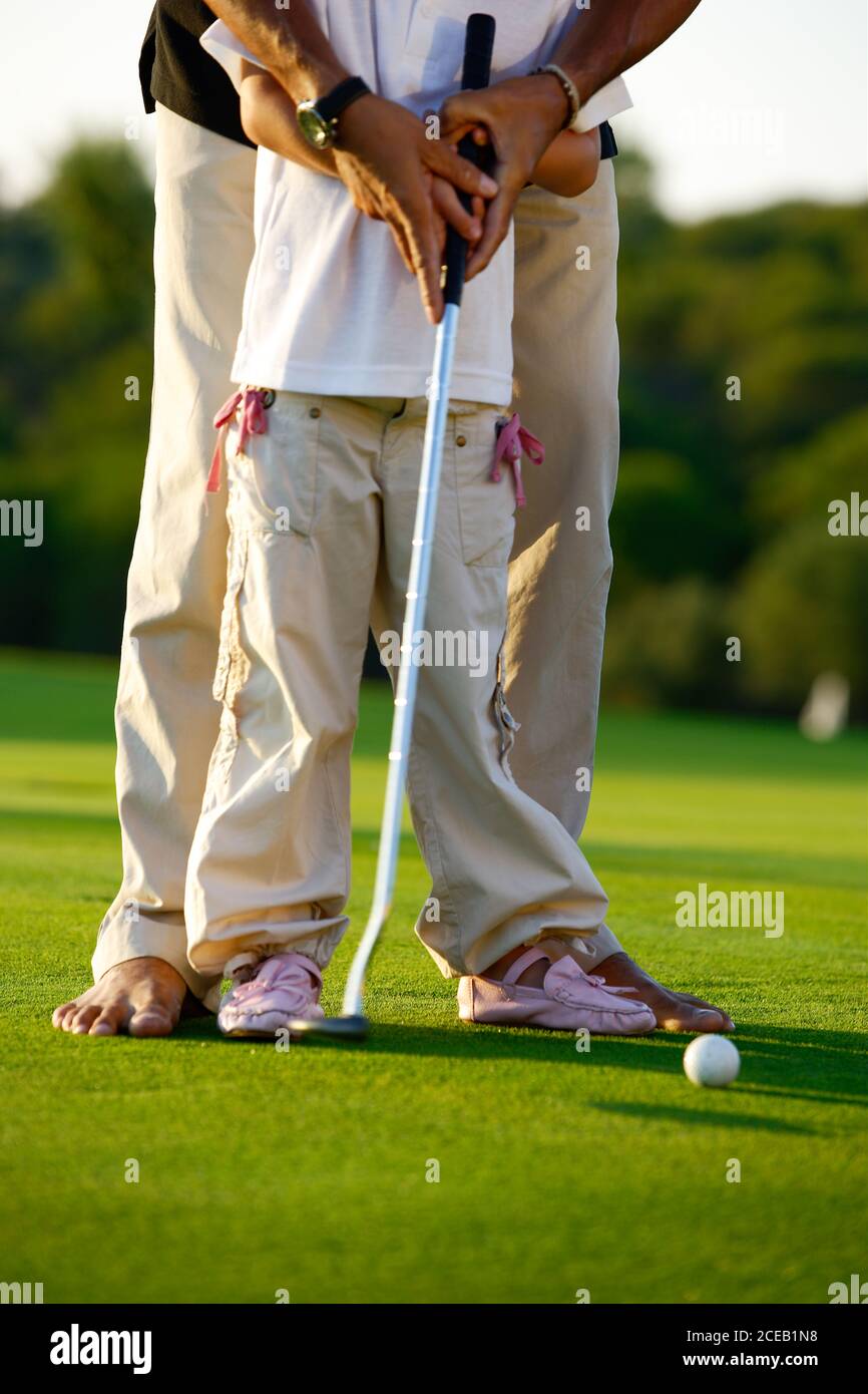 Hommes jouant au golf sur pelouse Banque D'Images