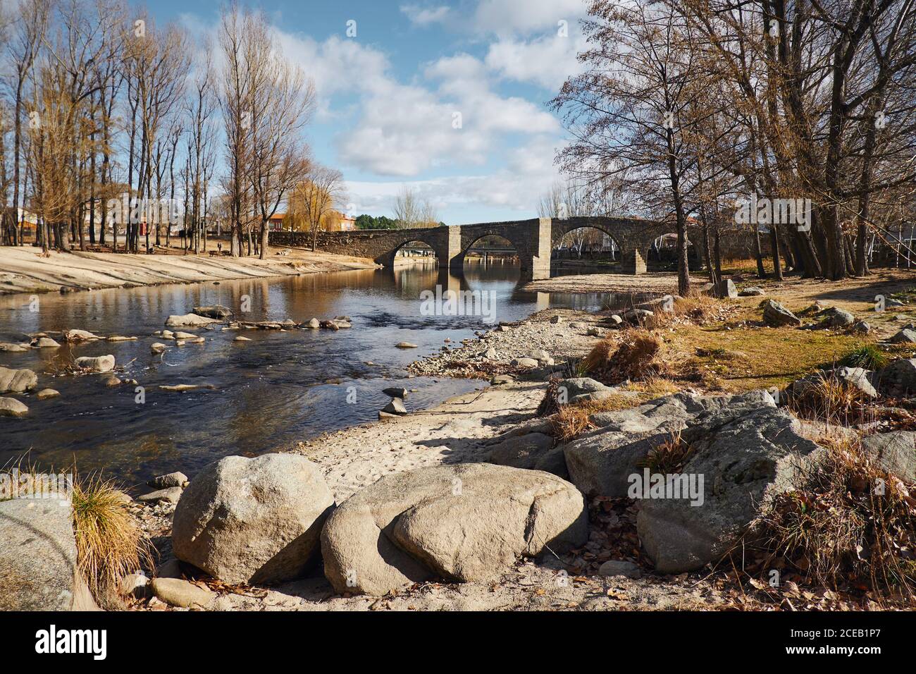 Pont sur une rivière bleue calme Banque D'Images