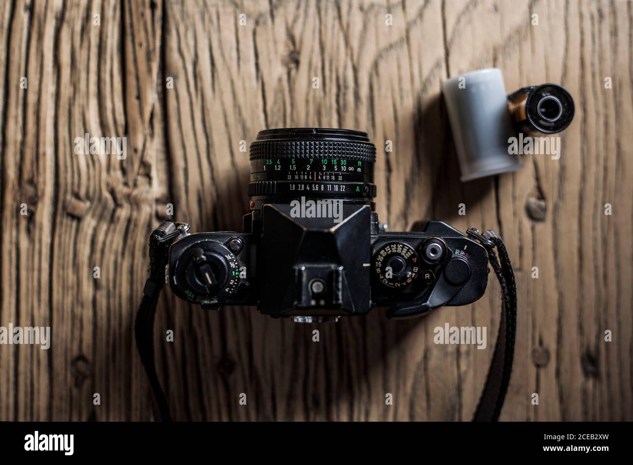 scène avec caméra analogique, bobines de film, sur une ancienne table en  bois, vue aérienne Photo Stock - Alamy