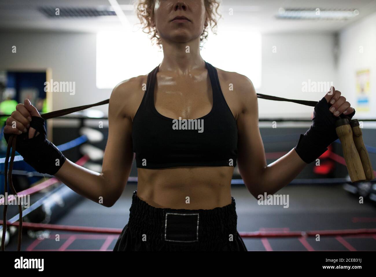 Femme musclée tenant une corde de saut en bois Banque D'Images