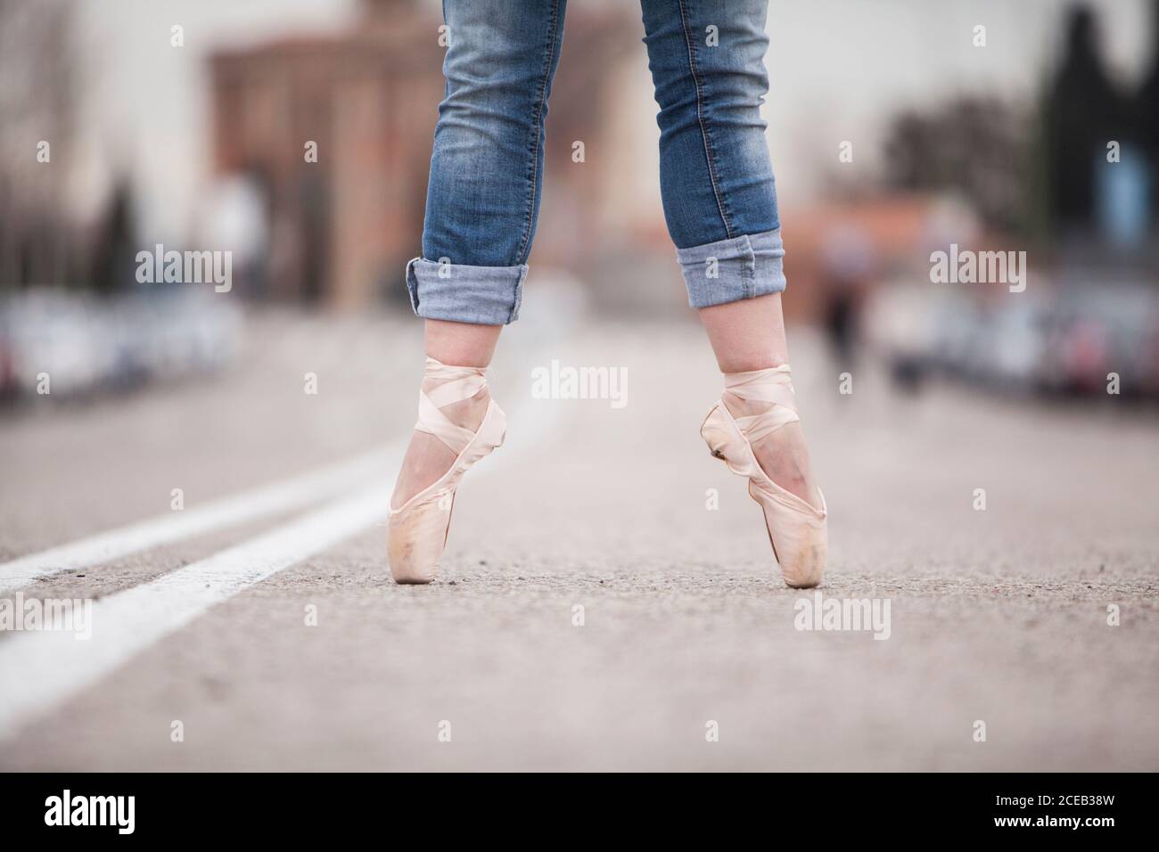Femme danseuse sur des bouts de ballet et jeans sur la rue et jambes à part  Photo Stock - Alamy