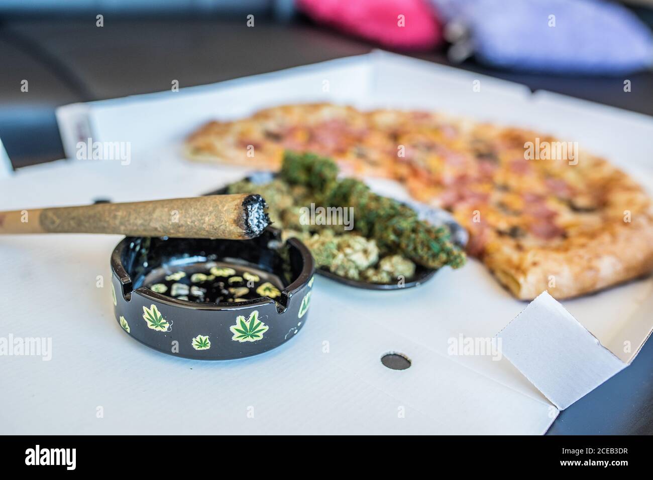 Marijuana ou plante de cannabis et une pizza Banque D'Images