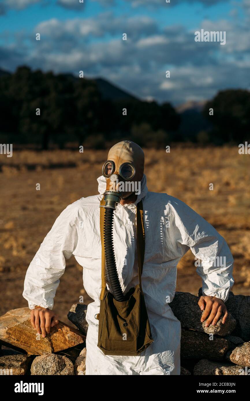 homme avec masque de gaz lacrymogène et costume blanc scientifique Photo  Stock - Alamy