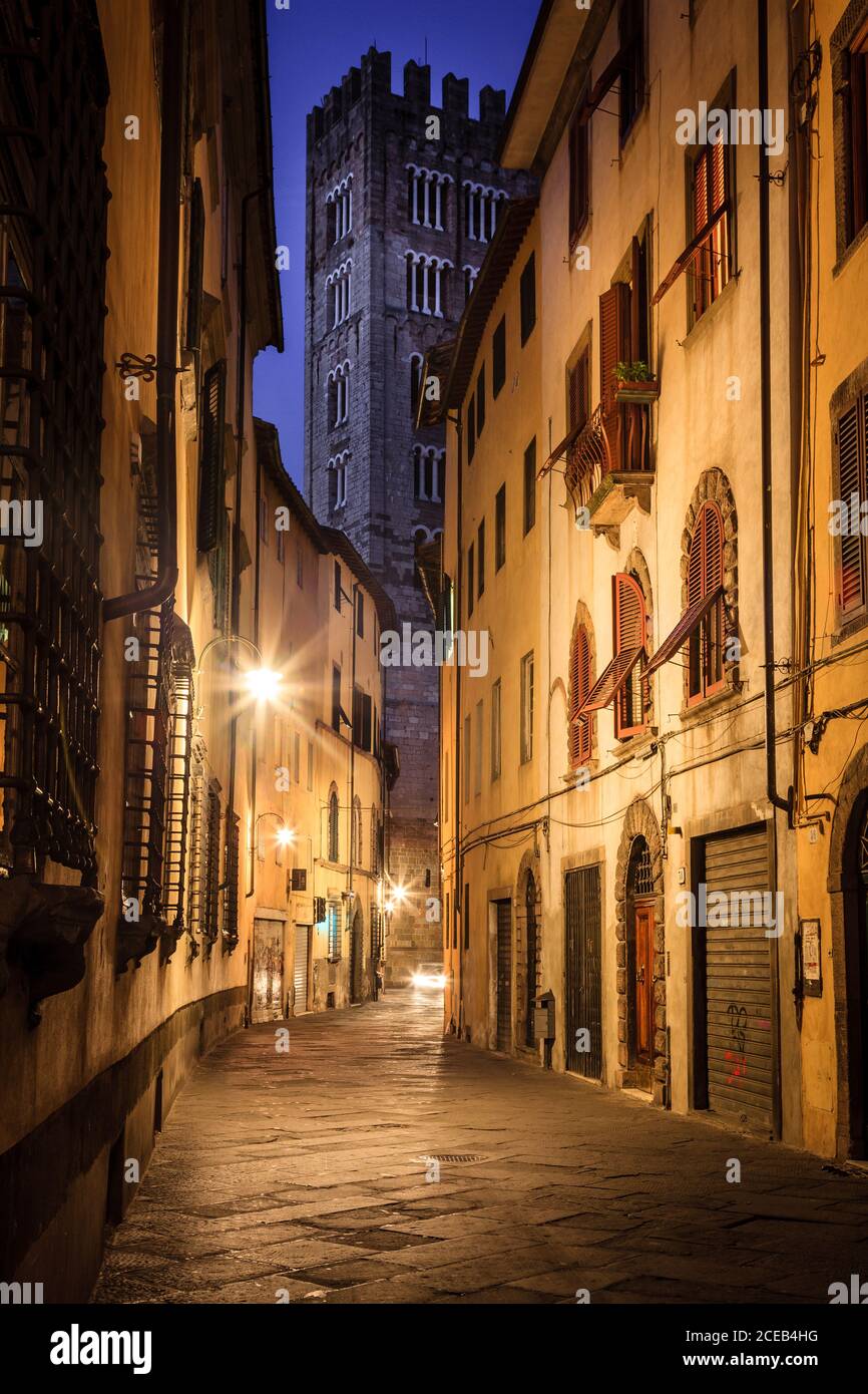Une rue dans la partie historique de Lucques, en Italie la nuit avec vue sur la tour de la cathédrale de Lucques Banque D'Images