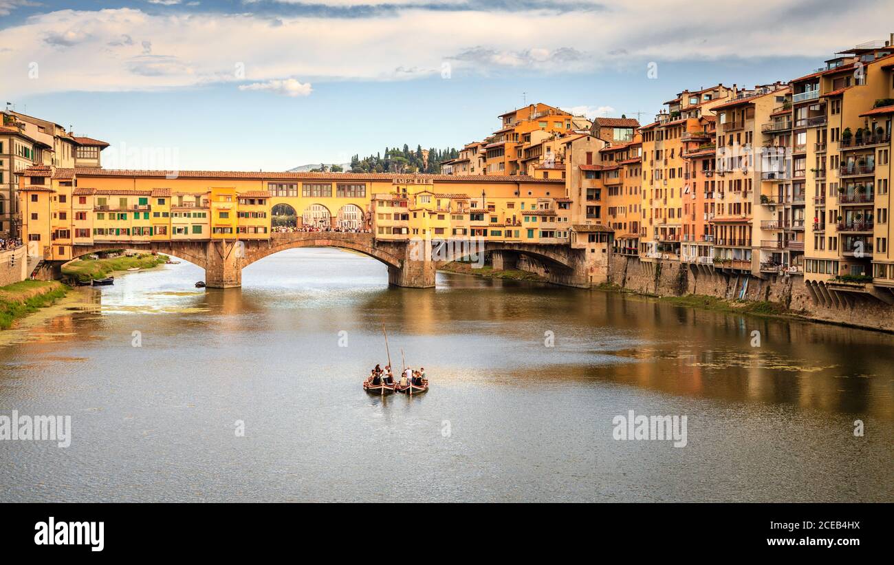 Vue sur le Ponte Vecchio (vieux pont) et les gondoles de Florence, Italie Banque D'Images