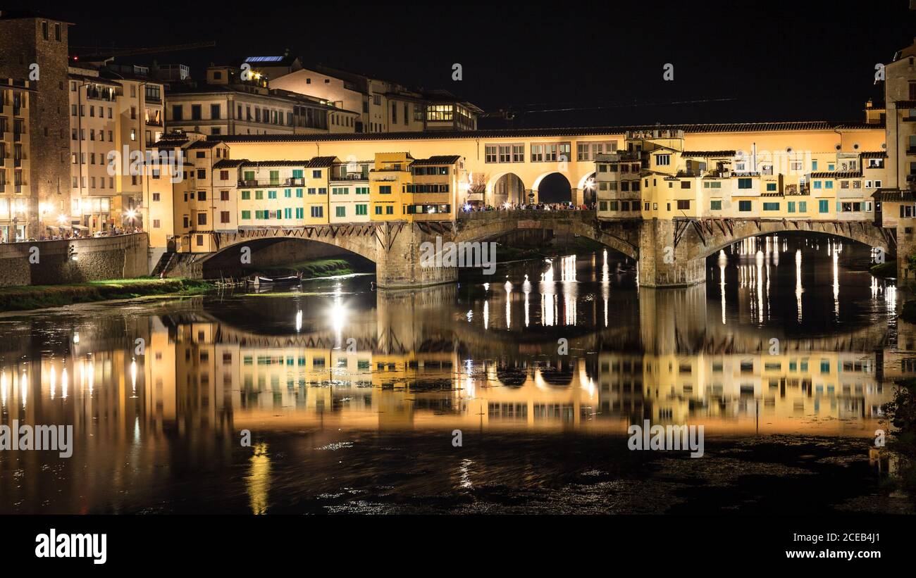 Vue sur le Ponte Vecchio ou le vieux pont de l'Arno à Florence, en Italie, la nuit Banque D'Images