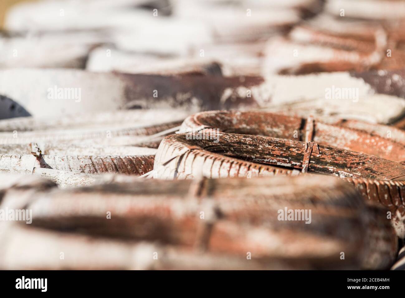 Vieux pneus dans un circuit de course Banque D'Images