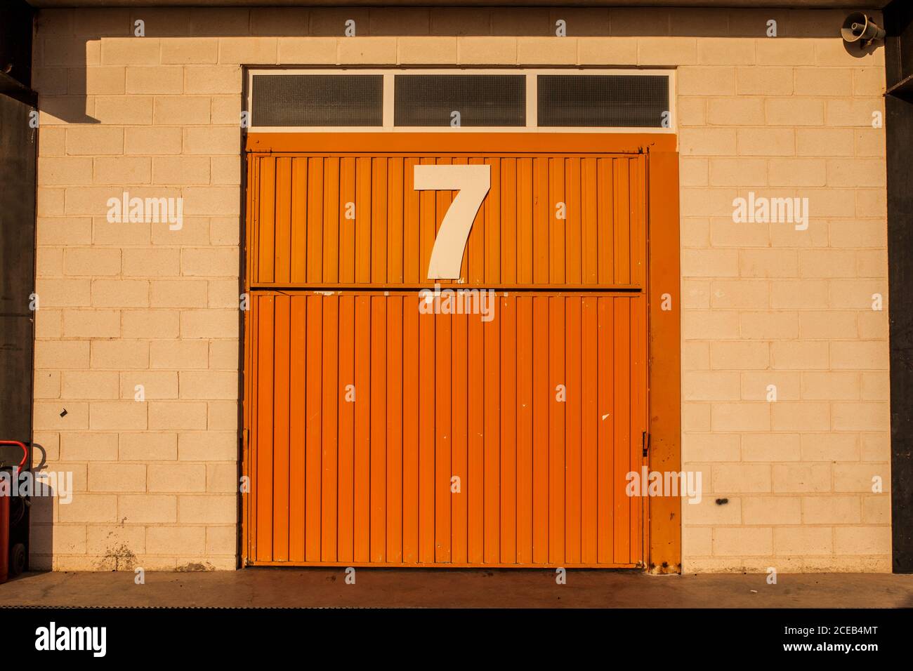 Porte de garage avec le numéro sept Photo Stock - Alamy