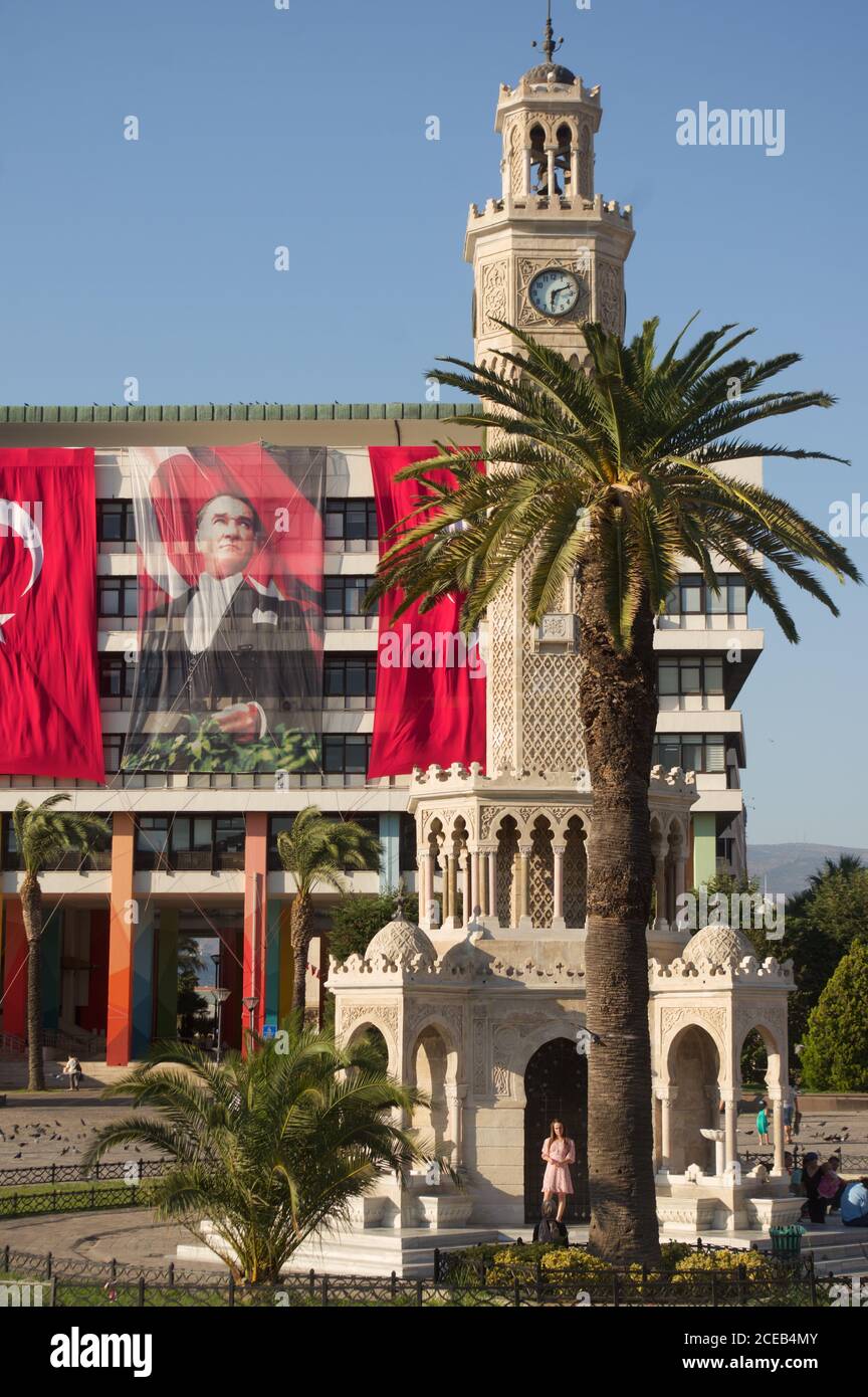 La tour de l'horloge historique d'Izmir et l'hôtel de ville en arrière-plan, Konak Banque D'Images