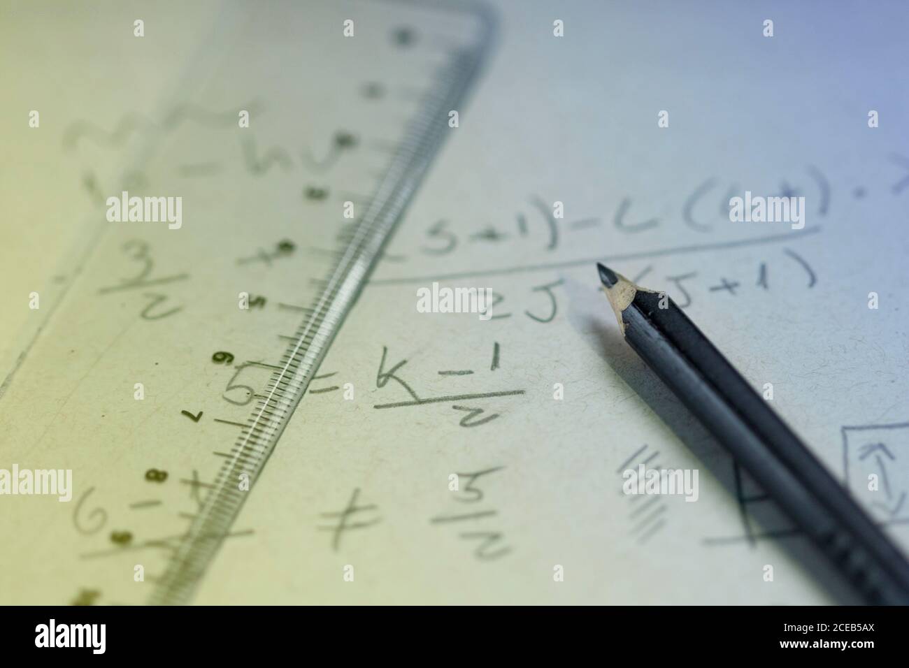 Image de concept de réussite commerciale. Formule d'écriture manuscrite sur papier avec stylo. Banque D'Images