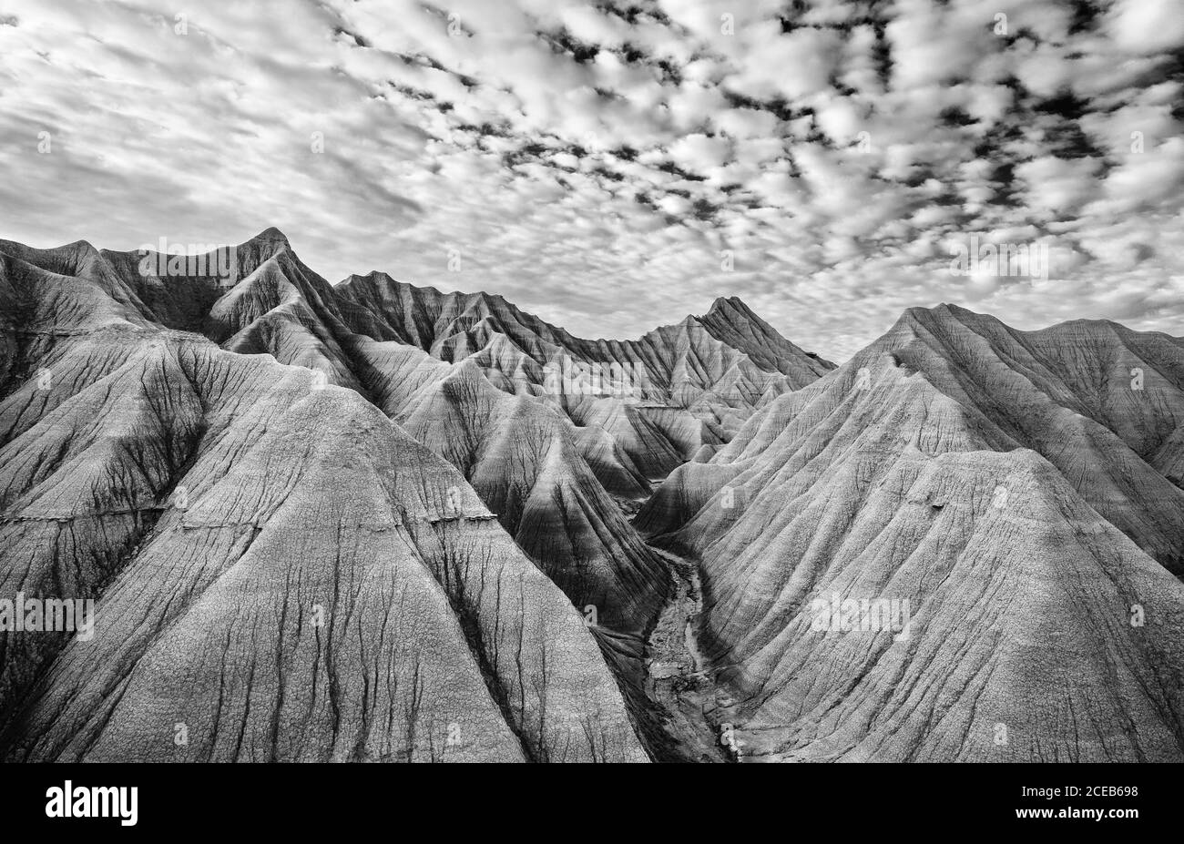 Le ciel bleu et les montagnes de roche dans Bardenas Reales, Navarra, Espagne Banque D'Images