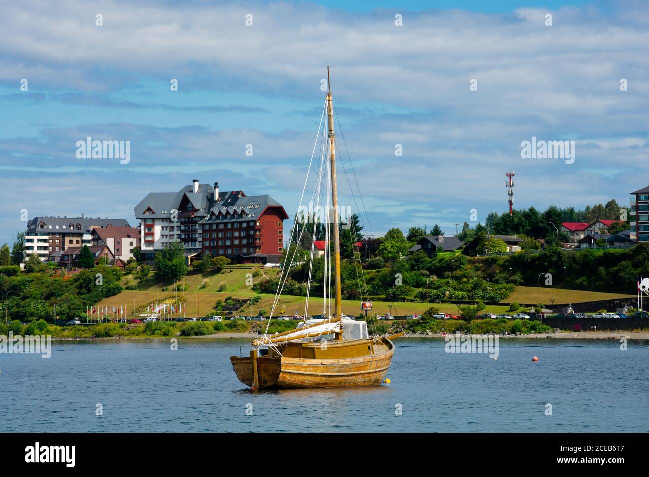 Puerto Varas, Chili. 13 février 2020. Vue sur un bateau en bois dans le lac de Llanquihue Banque D'Images